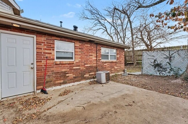 Building Photo - 704 W Oak St