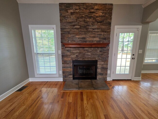 Building Photo - Holiday SPECIAL!! $500 OFF Your Move-In Co...