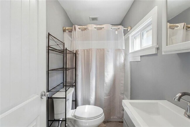 Building Photo - 515 Davisville Rd
