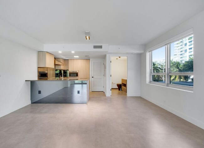 Building Photo - 1500 Bay Rd