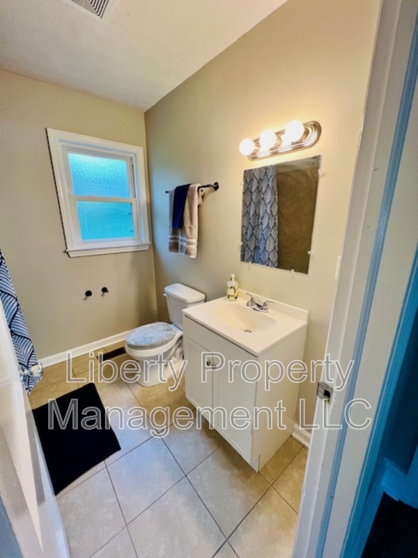 Building Photo - 815 Poplar Dr
