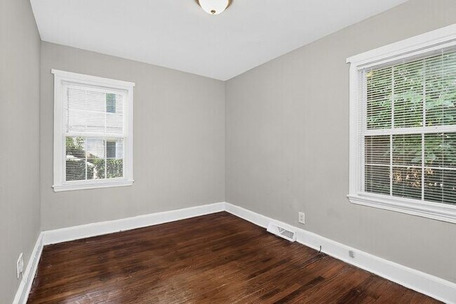 Building Photo - Charming 2BD/1BA Brick Duplex in NoDa!