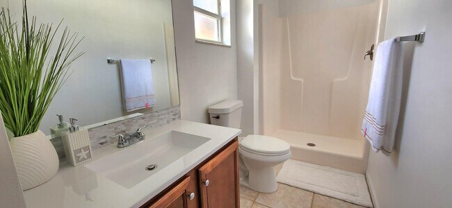 Building Photo - 1061 SW Charcoal Ave