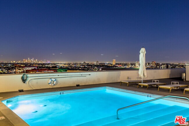 Building Photo - 838 N Doheny Dr