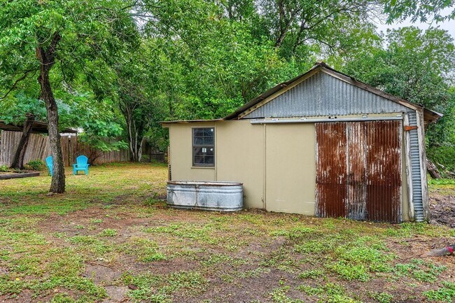 Building Photo - 1321 W San Antonio St