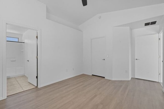 Building Photo - Bright & Inviting Tucson Home Near Davis-M...