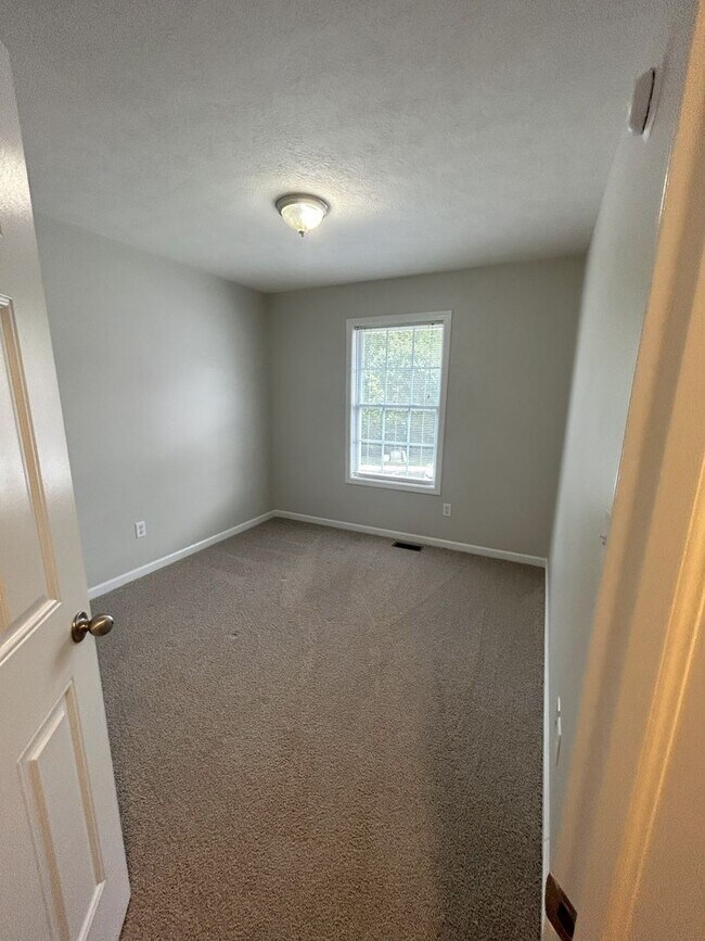 Building Photo - Sublease 6/1/25- 10/31/25