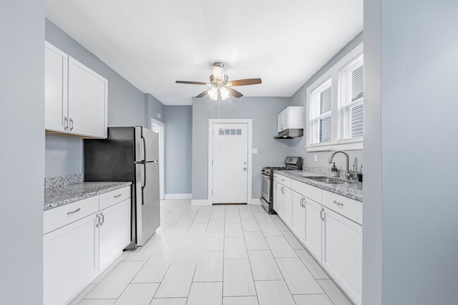 Building Photo - 7729 S Laflin St