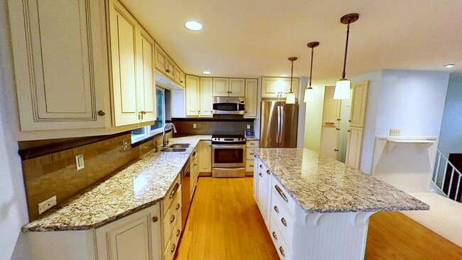 Building Photo - Beautiful Home with 4 Bedrooms and 2 Bathrooms Available in September!