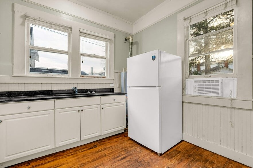 Building Photo - 622 4th St S