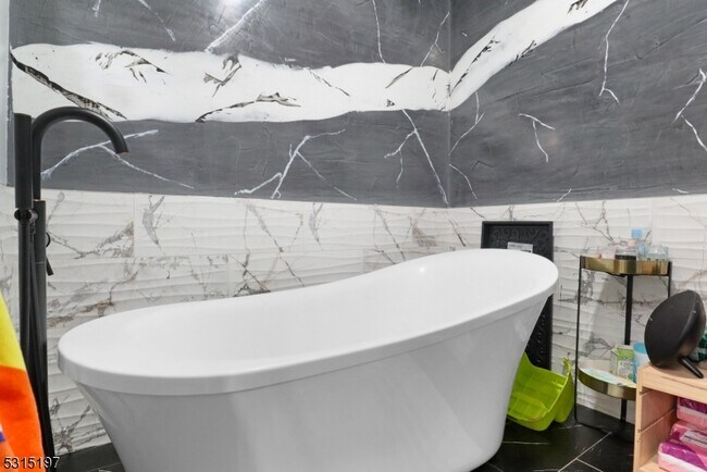 Building Photo - 737 Jackson Ave