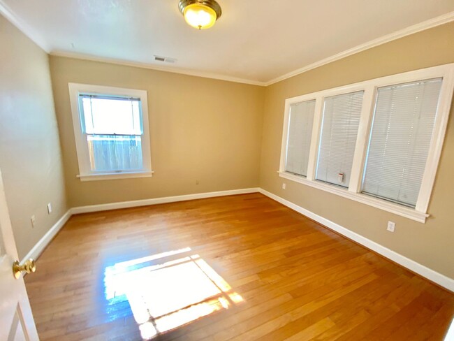 Building Photo - Adorable Home in Mid-town Sacramento!