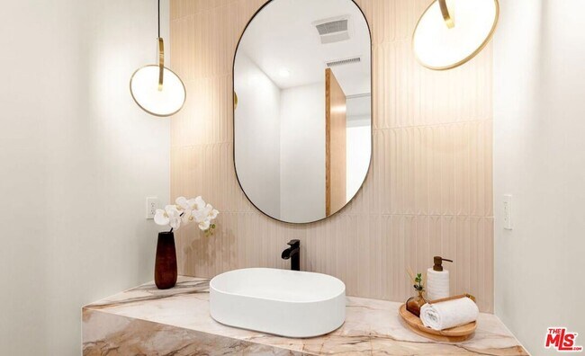 Building Photo - 2565 Patricia Ave