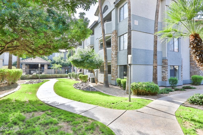 Building Photo - 2025 E Campbell Ave