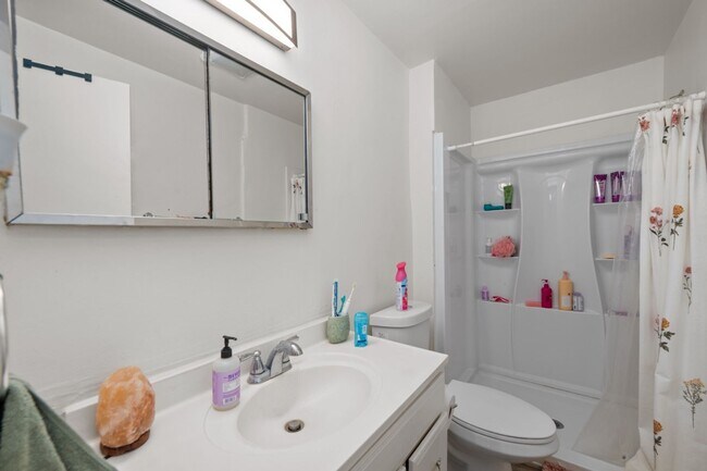 Building Photo - Private turfed yard!