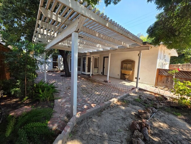 Building Photo - 2 bedroom 2 bathroom in Beverly Glen!