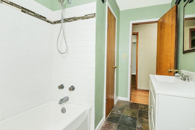 Building Photo - 117 N Hillsdale Dr