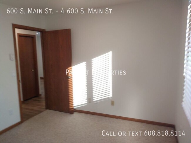 Building Photo - 2 bedroom/ 1 bath apartment in Deerfield, WI