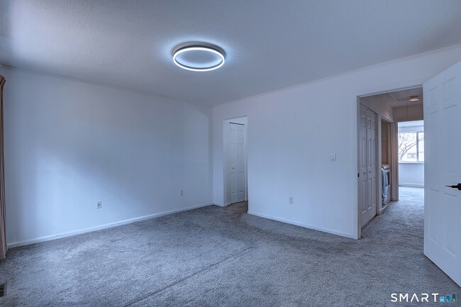 Building Photo - 32 Farmington Chase Crescent