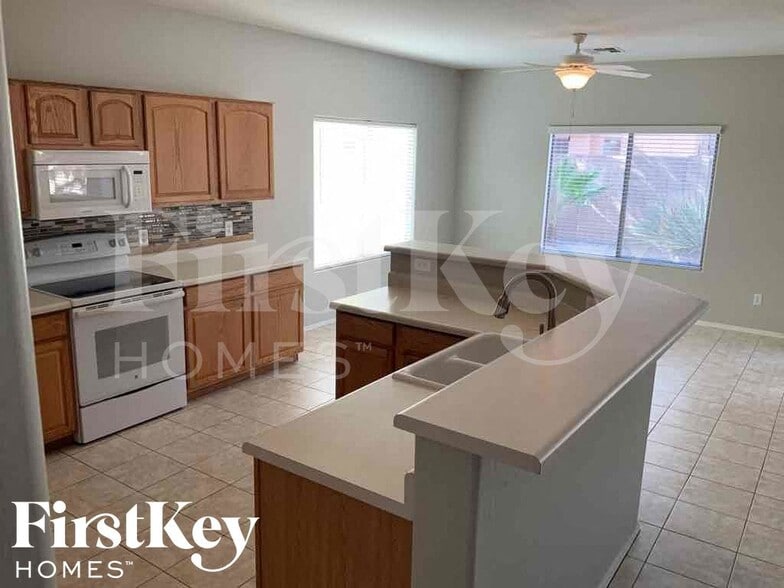 Building Photo - 3032 E Pinto Valley Rd