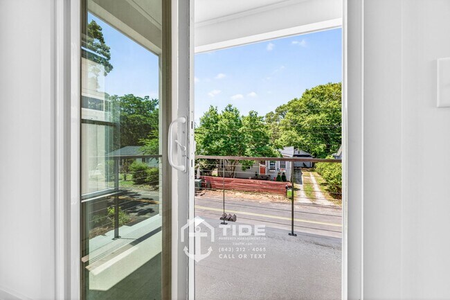 Building Photo - Modern Living Minutes from Park Circle
