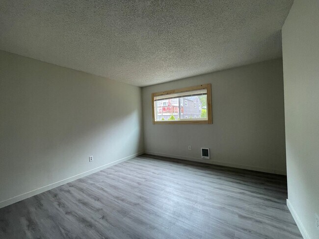 Building Photo - Updated 2Bd/1Ba in the Hillsdale Neighborhood of SW Portland ~ Stainless Steel Appliances and Qua...