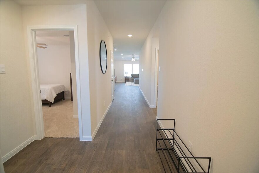 Building Photo - Room in House on Briggs Ln