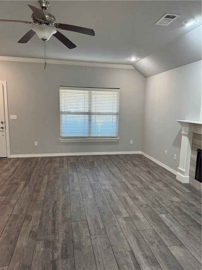 Building Photo - 1001 Tulip St