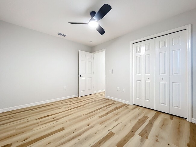 Building Photo - Remodeled Townhouse - Granite Counters, Fe...