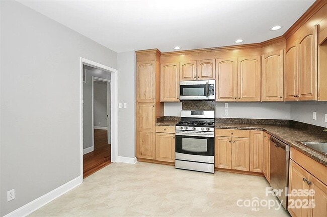 Building Photo - 6908 Lancer Dr
