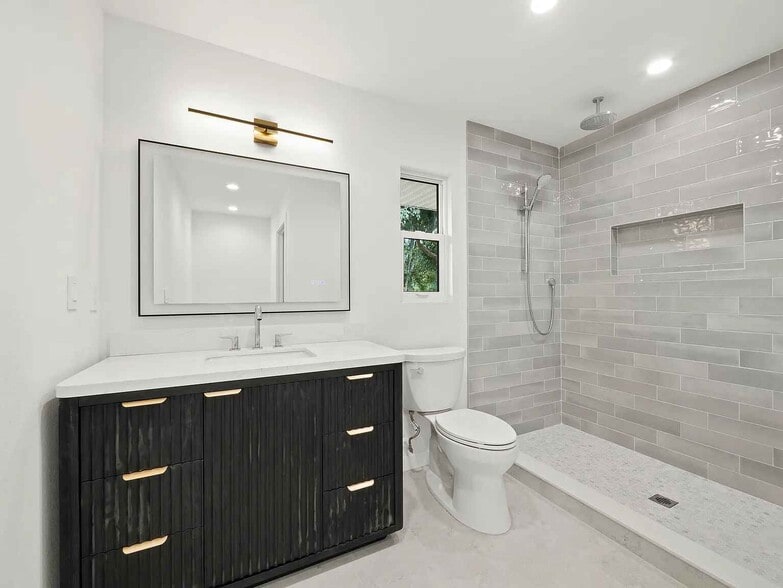 Master Bath Walk In Rain Shower - 3142 Rose St