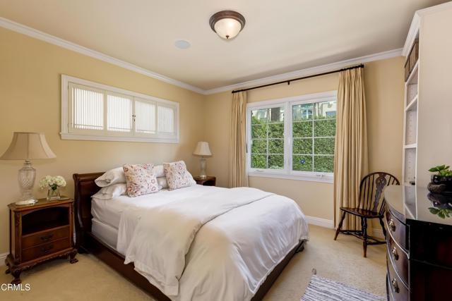 Building Photo - 807 N Doheny Dr