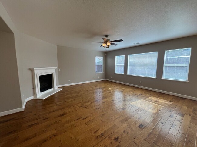 Building Photo - 4 bedroom home with 3 car garage in Patterson!