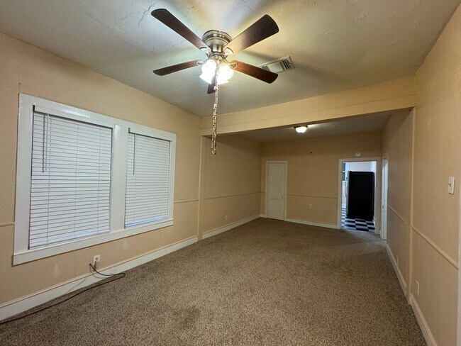 Building Photo - Cute and private....