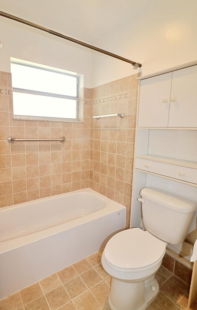 Building Photo - 831 Timberview Dr
