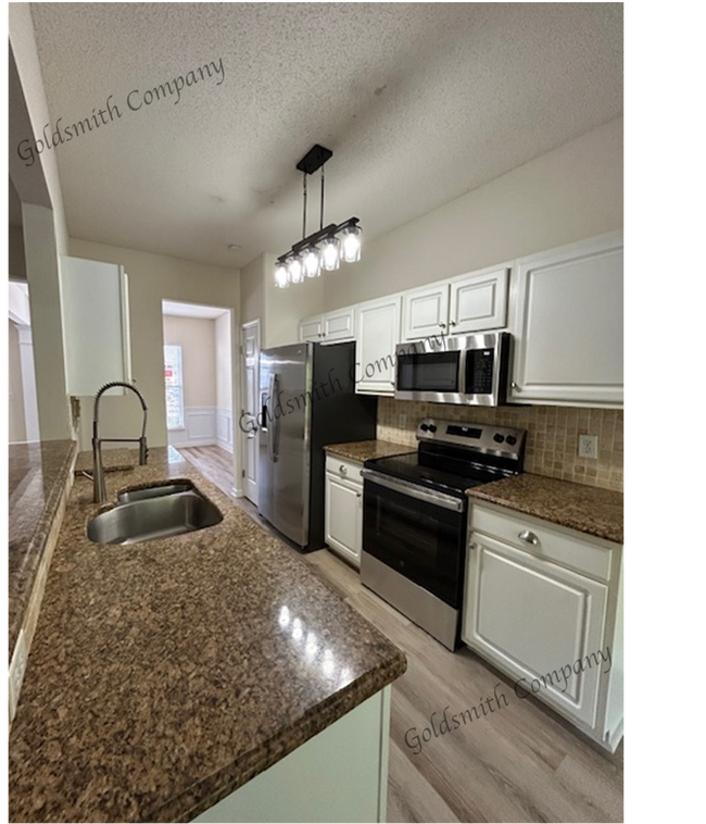 Building Photo - 815 Weybourne Dr