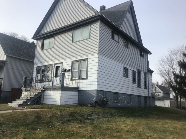 Building Photo - 2705-2707 S. 9th Pl.
