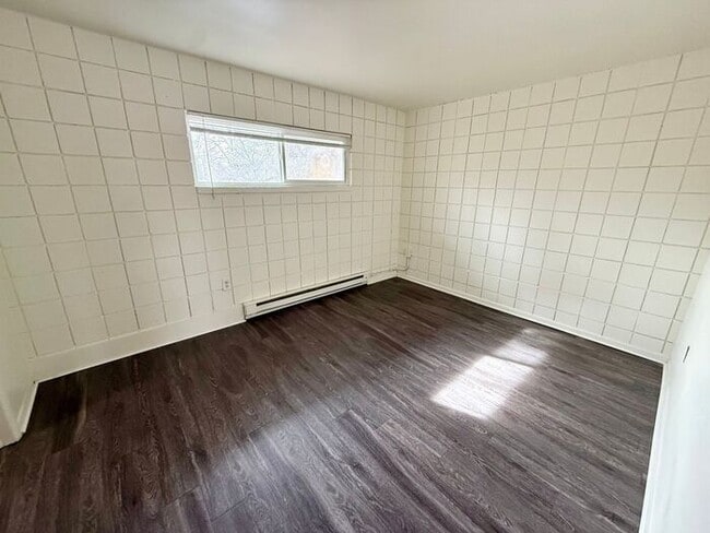 Building Photo - Hot Deal! 1-Bedroom Apartment Across from City Park – First Month Free or $100 Off