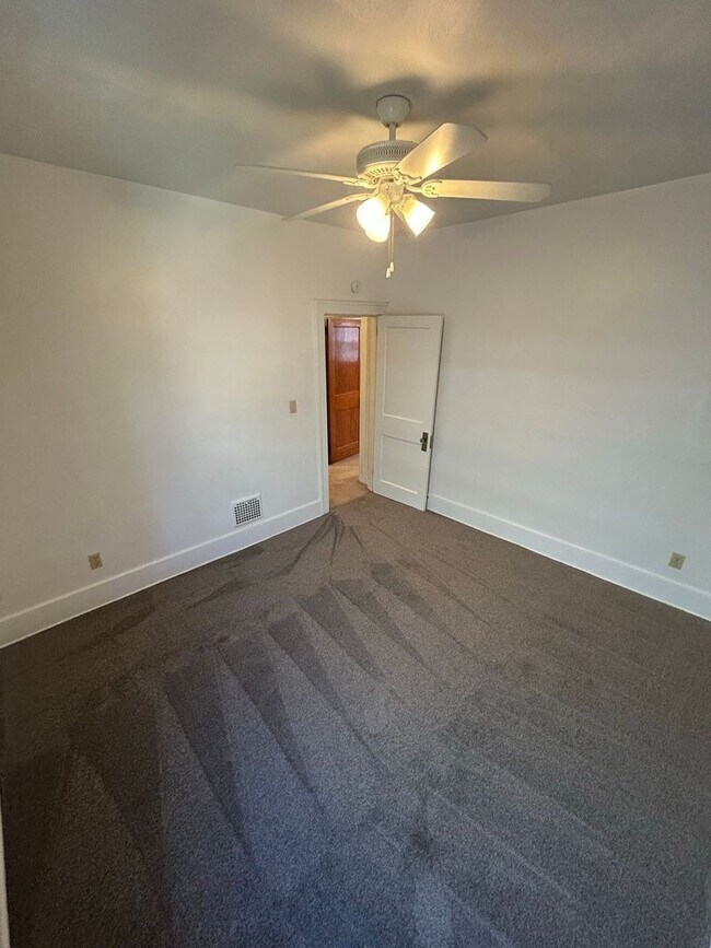 Building Photo - 1439 Vassar Dr