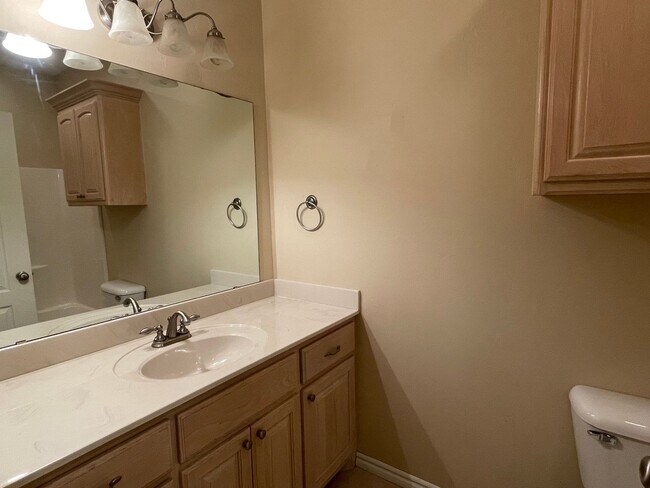 Building Photo - 3 Bed, 2 Bath in Surrey Hills of Yukon