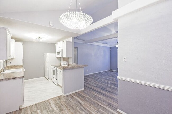 Building Photo - 10590 High Hollows Dr