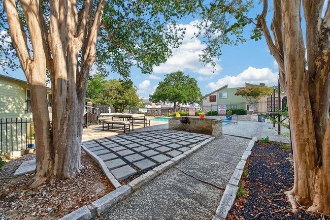 Building Photo - 2124 Burton Dr