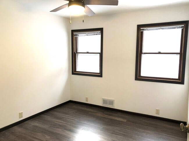 Building Photo - 122 W Cedar St