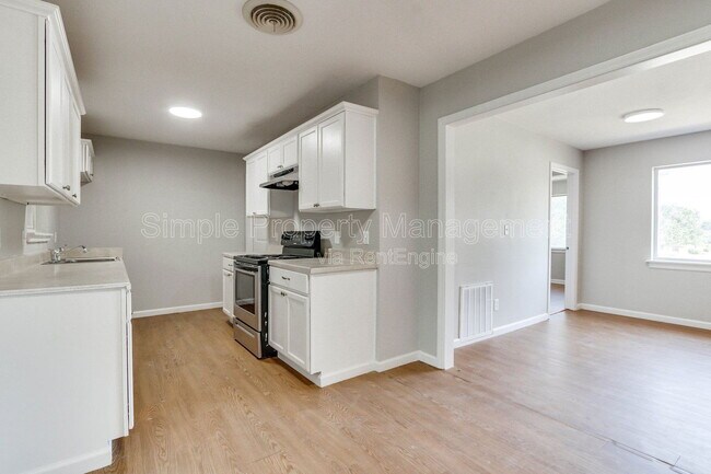 Building Photo - 813 S Midwest Blvd