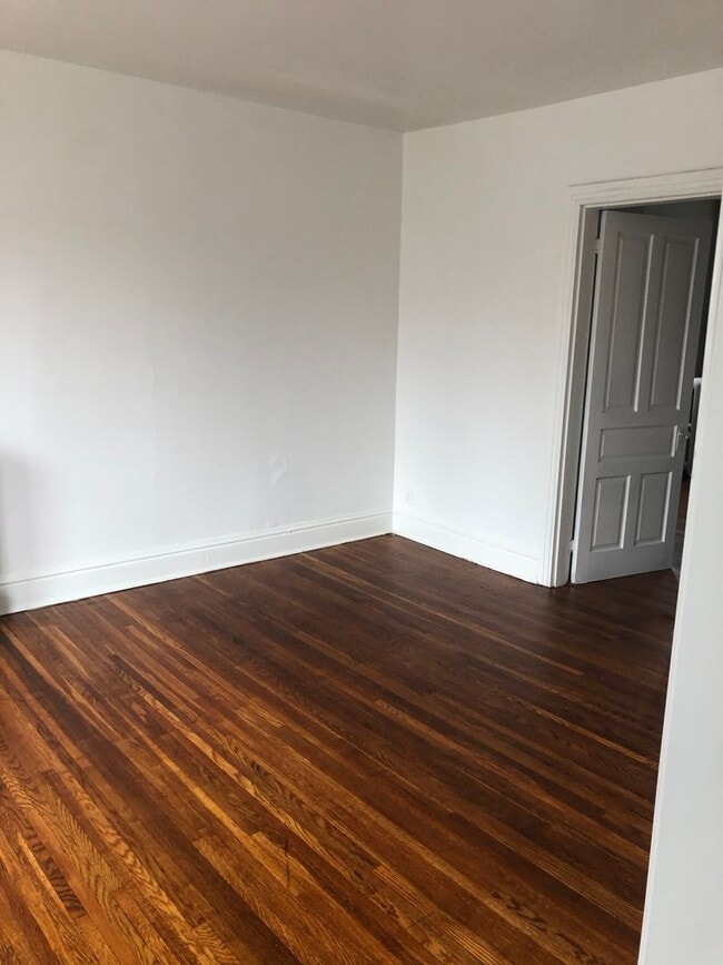 Building Photo - 1 Bedroom 1 Bath, 2nd Floor on the Avenues-York City SD