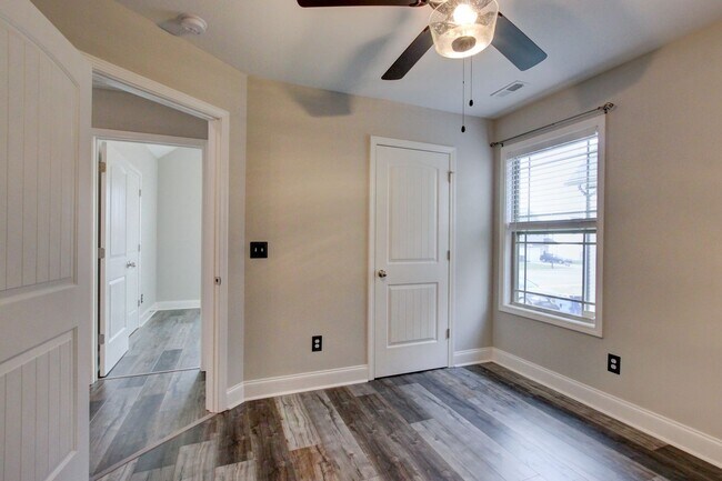 Building Photo - Sharp 3bed 2 ba.  upgrades throughout.