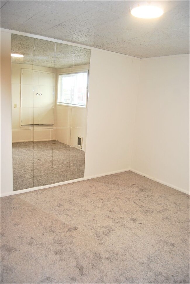 Building Photo - 2 Bedroom 1 Bath Apt. Newberg OR 97132