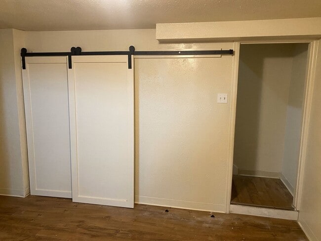 Building Photo - Fully Renovated and ***Move in Special***