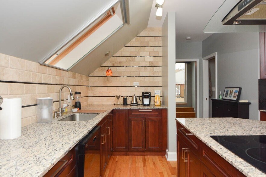 Building Photo - 949 N Winchester Ave