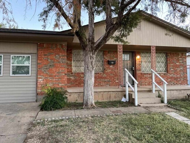 Primary Photo - 717 SW Ranch Oak Blvd